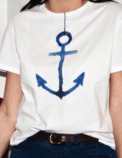 Fuger con camiseta Anchor - <a href="https://lefuguart.com/camisetas-hombre/camiseta-hombre-anchor/" target="_blank">Ver camiseta</a>