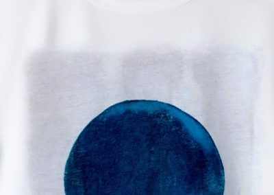 Detalle camiseta básica Artee Blue Dot Lefugu